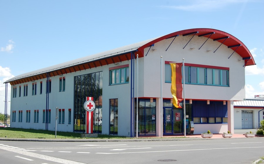 BLUTSPENDEN im Turnsaal der Neuen Mittelschule Neuhaus am Klausenbach