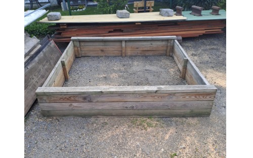 Sandkiste aus Holz mit Abdeckung zu verschenken
