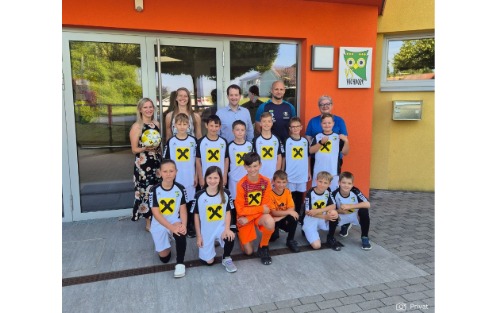 Bürgermeister sponsert Aufdruck für neue Fußballtrikots