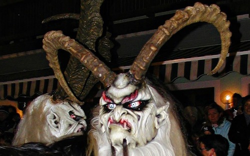 Krampusslauf der Feuerwehrjugend mit den Thajagrobm Teifl