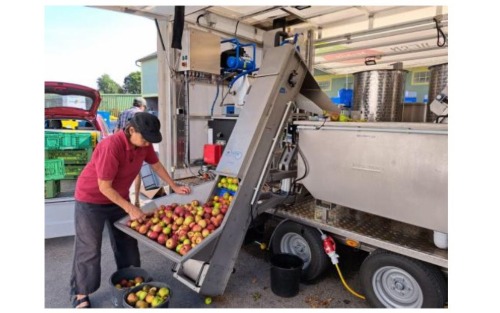 Mobile Saftpresse am Bauhof Olbendorf zu Gast