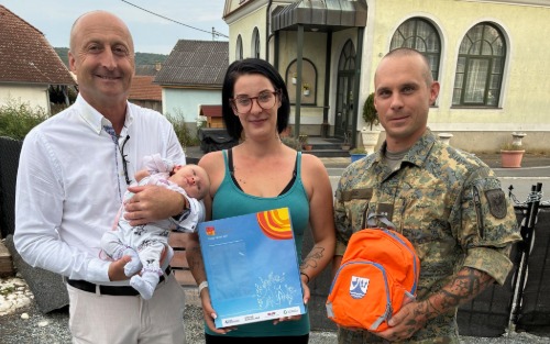 Babyrucksack überreicht