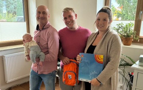 Babyrucksack überreicht