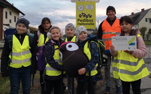 Ein Bus auf Füßen – der Pedibus rollt los!