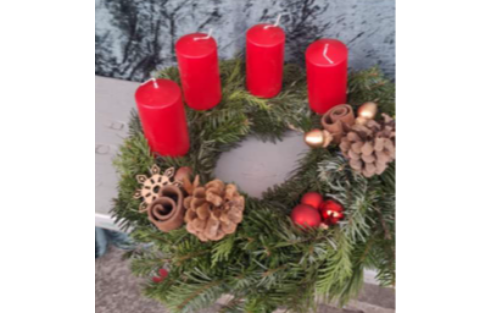 Verkauf von Adventkränzen und vielem mehr vom Elternverein der Volksschule St. Peter-Freienstein