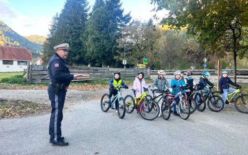 Erfolgreicher Abschluss der Radfahrprüfung in der 4. Klasse der Volksschule