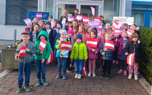 Besuch der Volksschul- und Kindergartenkinder zum Nationalfeiertag Besuch der Volksschul- und Kindergartenkinder zum Nationalfeiertag