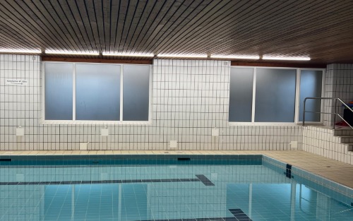 Blickdichte Folien als weitere Aufwertung des Hallenbads Blickdichte Folien als weitere Aufwertung des Hallenbads