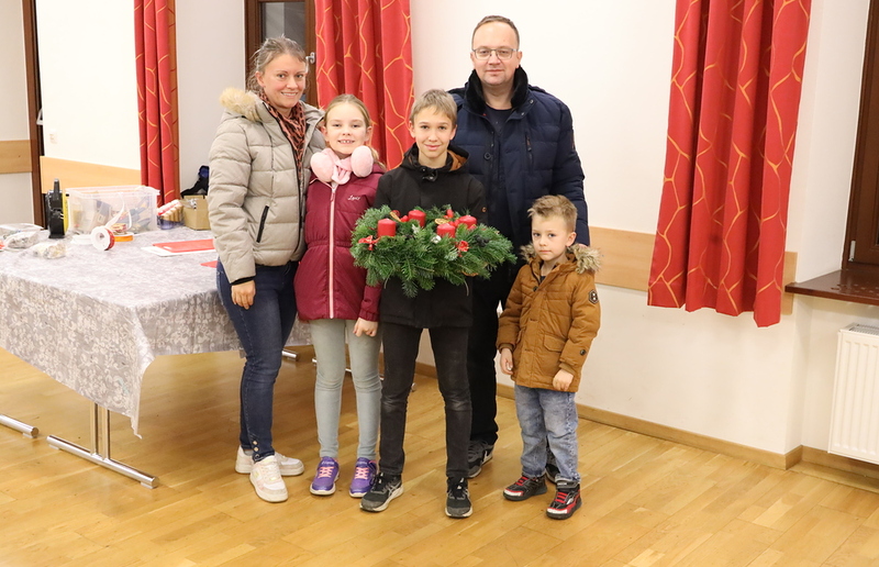 Pfarrkirche Wildon - Kinder binden selber einen Adventkranz