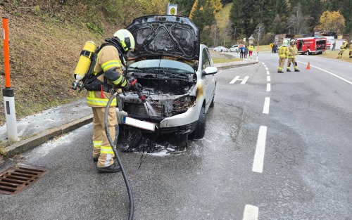 Feuerwehreinsatz auf der Villgratental Landesstraße - Fahrzeugbrand wurde rasch gelöscht Feuerwehreinsatz auf der Villgratental Landesstraße - Fahrzeugbrand wurde rasch gelöscht