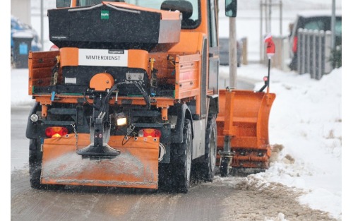 Verkehrsflächen für Schneeräumung freihalten! Verkehrsflächen für Schneeräumung freihalten!