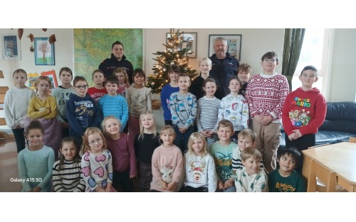 FF Minihof-Liebau: Christbaum-Übergabe an die VS Minihof-Liebau 🎄