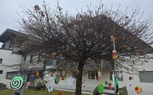 Ein Weihnachts-Glitzerbaum, der von Herzen kommt.