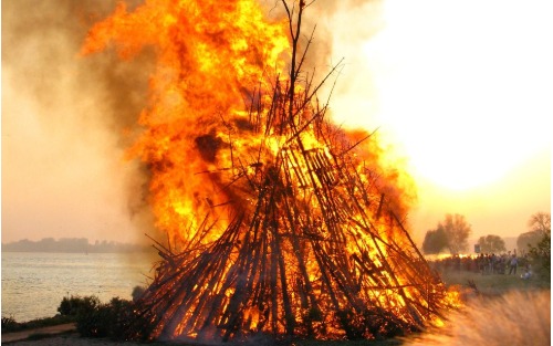 Osterfeuer der Thajagrobm Teifl