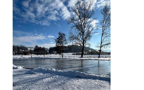 Der Eislaufplatz in Kukmirn ist eröffnet
