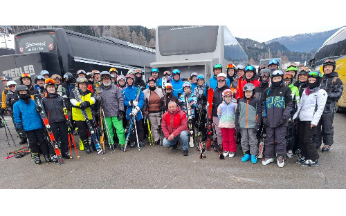 Vollbesetzter Schibus nach Kreischberg