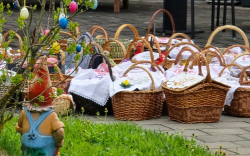 Karsamstag: Osterspeisensegnung Pfarrgarten Karsamstag: Osterspeisensegnung Pfarrgarten