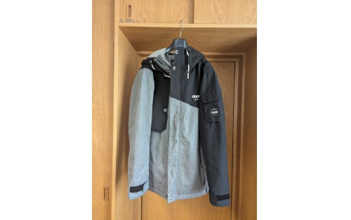 Fundmeldung - Jacke, einzelne Skihandschuhe und Skiunterwäsche
