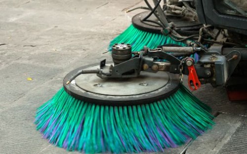 Säuberung der Straßen mit der Kehrmaschine