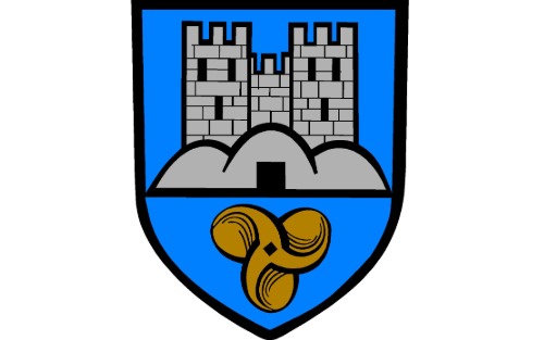 Die Kinder backen einen Vatertagskuchen! Gemeinde