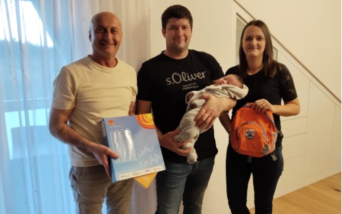 Babyrucksack überreicht