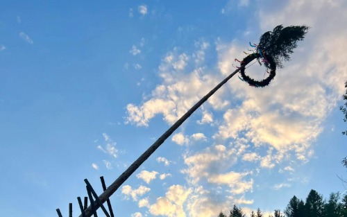 Maibaumaufstellen in Einach