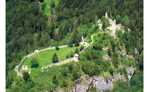 Maibaumumschneiden auf der Burgruine