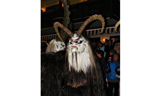 Krampuslauf der Feuerwehrjugend mit den Thajagrobm Teifl