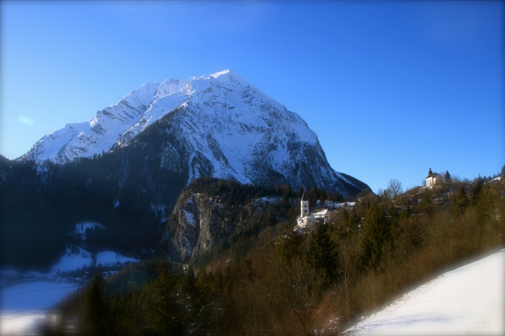 Karin Wiesler9 Pfarrkirche u JohKapelle mit Grimming 2351m Winter