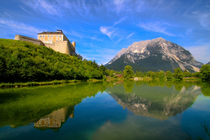 Fotowettbewerb Karin Wiesler1 Schloß Trfs m Teich u Grimming 2351m