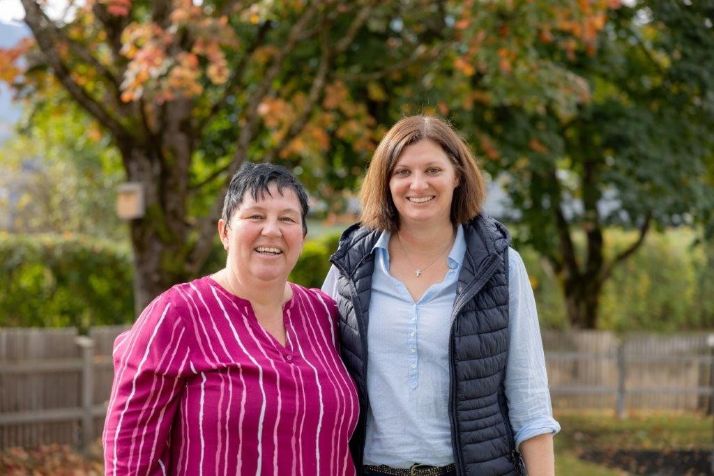 Elementarpädagogin Anna Schlömicher (rechts) und Betreuerin Lisi Sölkner