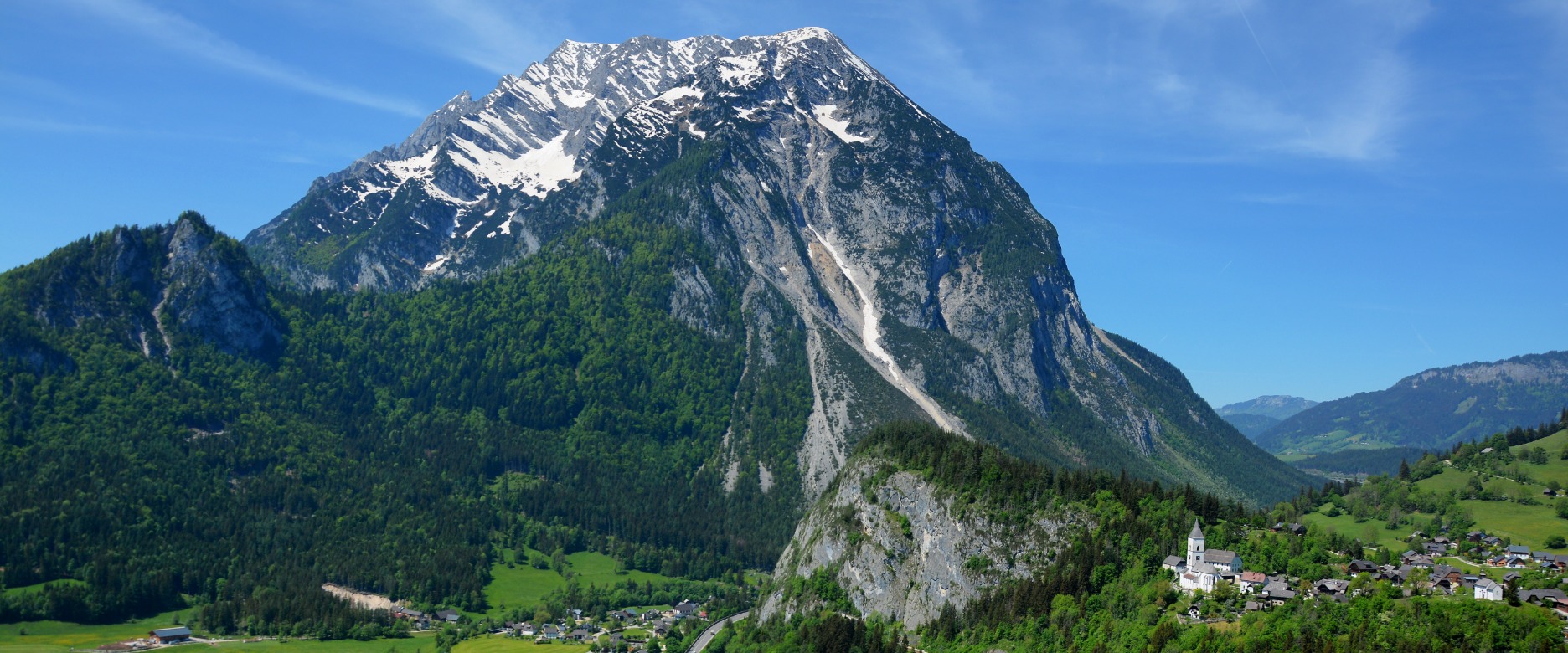 Blick auf den Grimming sowie auf die Ortschaften Pürgg und Untergrimming