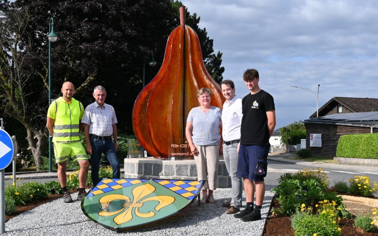 Birnenstatue in St. Georgen am Walde mit fünf Personen davor, darunter Bürgermeister Josef Moser
