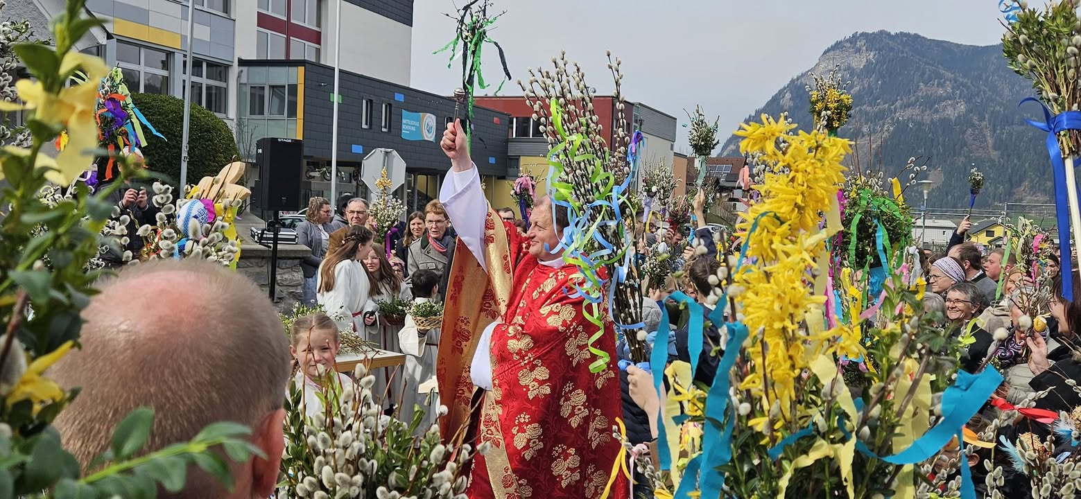 Die Palmweihe ist im vollen Gange… 😊 Wir sind bereit für ein gemütliches Zusammenkommen nach der Hl. Messe im Scheiflin…
