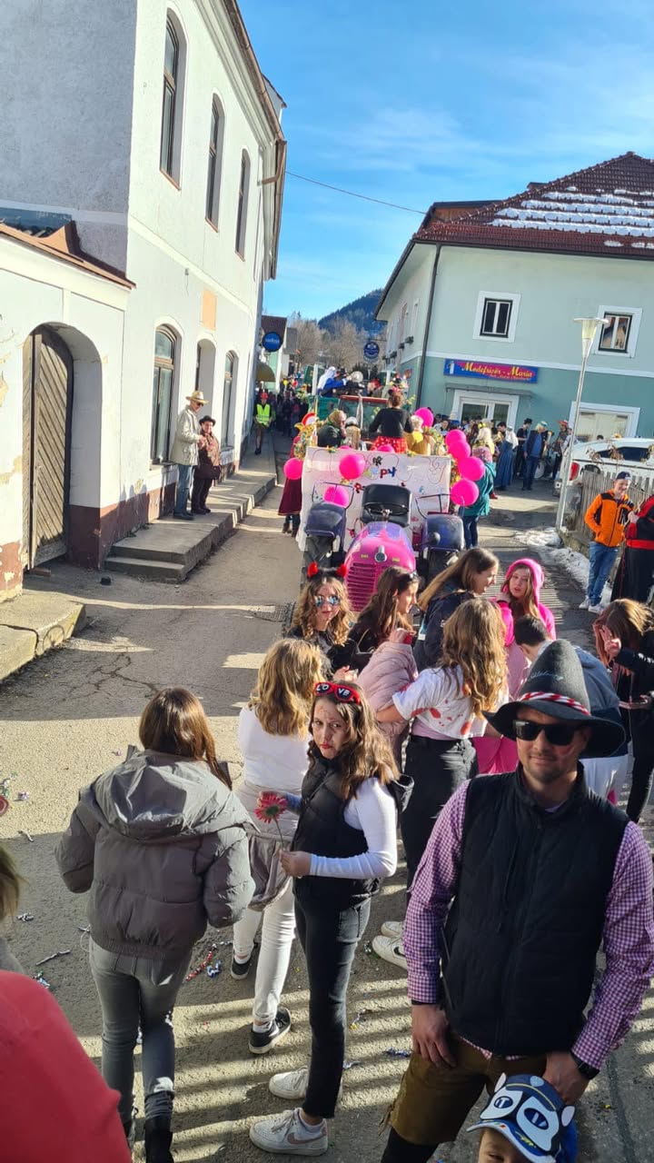 Heute haben wir die Scheiflinger Straßen beim Faschingsumzug unsicher gemacht! Auch unser Verein „VonFamilienFürFamilie…