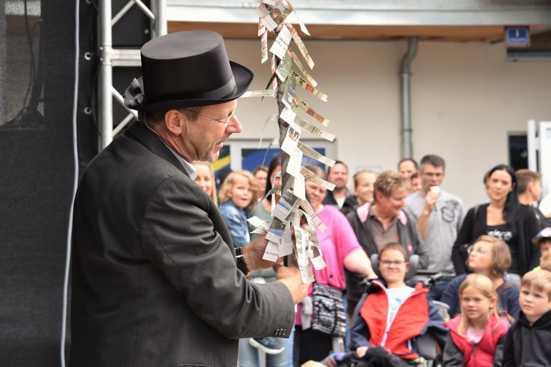 🎉✨ Wir freuen uns riesig, euch mitteilen zu können, dass wir auch in diesem Jahr den fantastischen Zauberer Martin Hade…