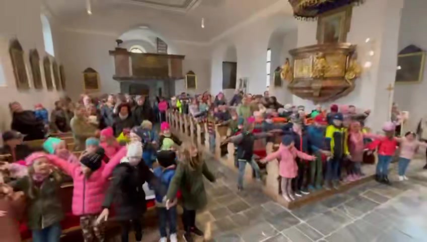 Der Beginn unserer Ostereiersuche in der Pfarrkirche Scheifling mit Hrn. Pfarrer Sascau Ciprian! Vielen Dank an die vie…