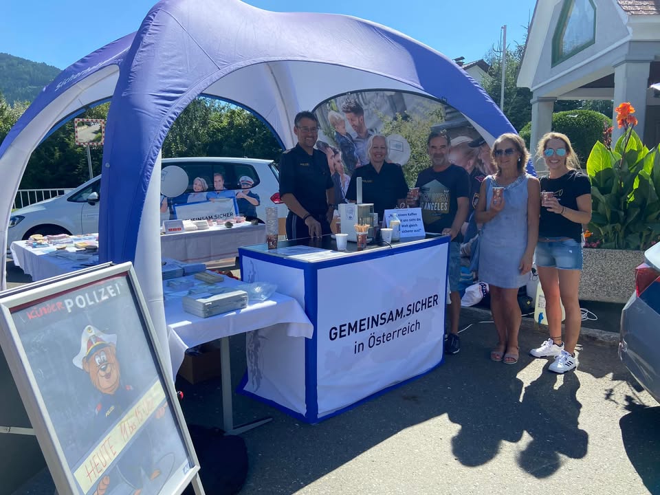 Auch die Polizei 👮👮‍♂️ist mit ihrem Stand GEMEINSAM.SICHER in der Steiermark zum „Coffee with Cops“🚓vertreten! 😁 Kommt …