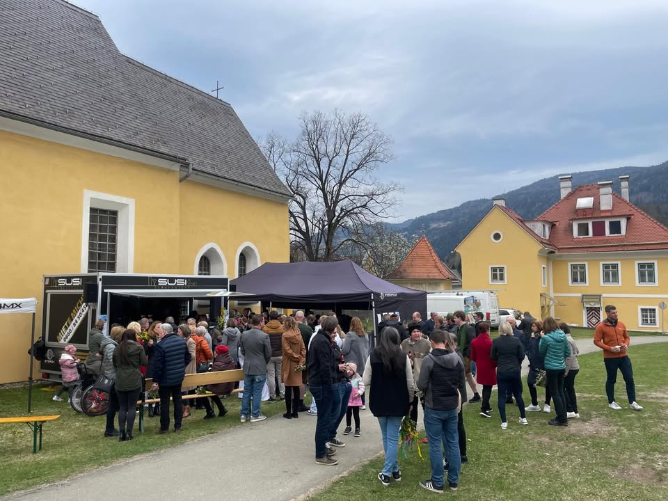 ❗️Der Scheiflinger Kirchhof füllt sich - der Frühschoppen kann los gehen! 🤩😍 DANKE an das Team des Pfarrgemeinderats fü…