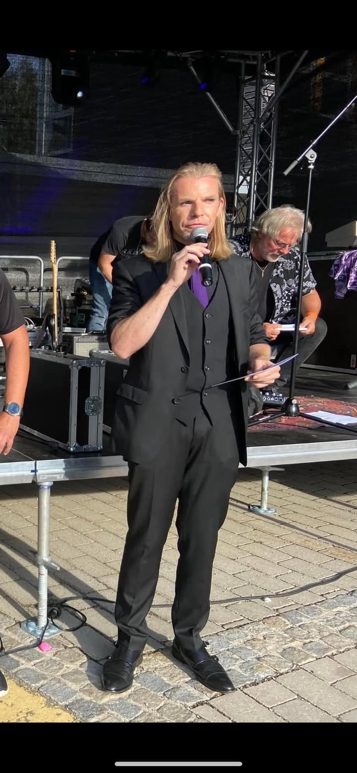 Er findet immer die 🎤passenden Worte und verblüfft zusätzlich das Publikum mit magischen Tricks und Zauberei 🪄🤩! Wir fr…