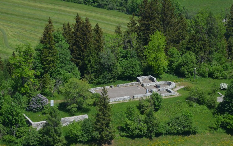 Sonntagsandacht auf der Kirchenruine Neuhaus