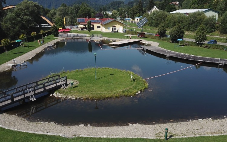 Badesee mit Stegen und kleiner Insel im Sommer, Kärnten