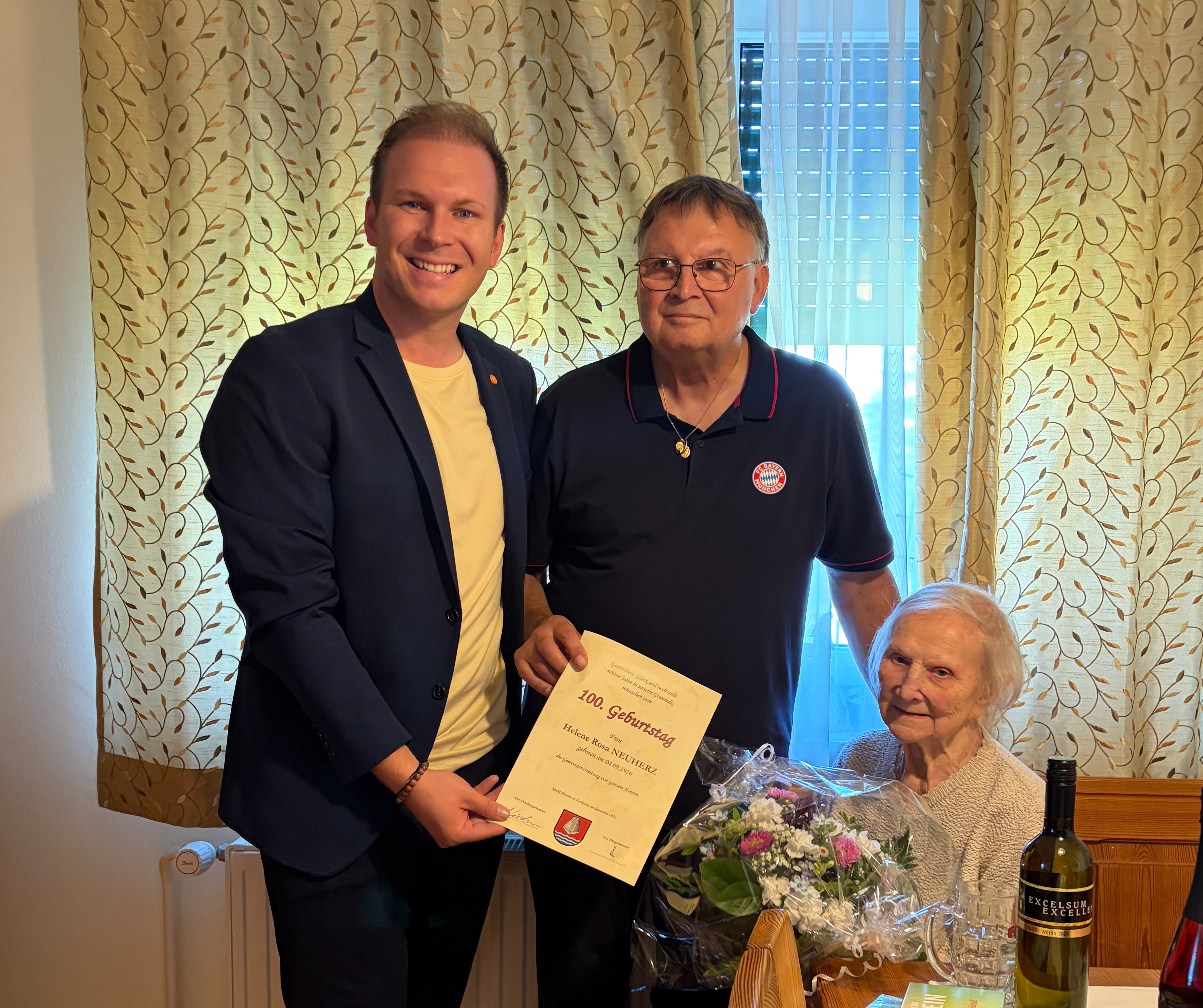 Helene Reu Neuhertz feiert 100. Geburtstag in Kirchberg am Wagram mit Bürgermeister Martin Geber und Familie.