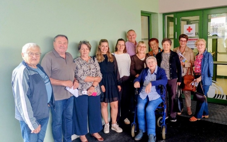 Gruppe von Menschen vor dem Roten Kreuz in Oberwart, Burgenland