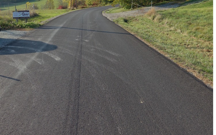 Straßensanierungsarbeiten mit der Kaltasphaltdecke (Spritzverfahren) in Rudersdorf-Berg sind abgeschlossen