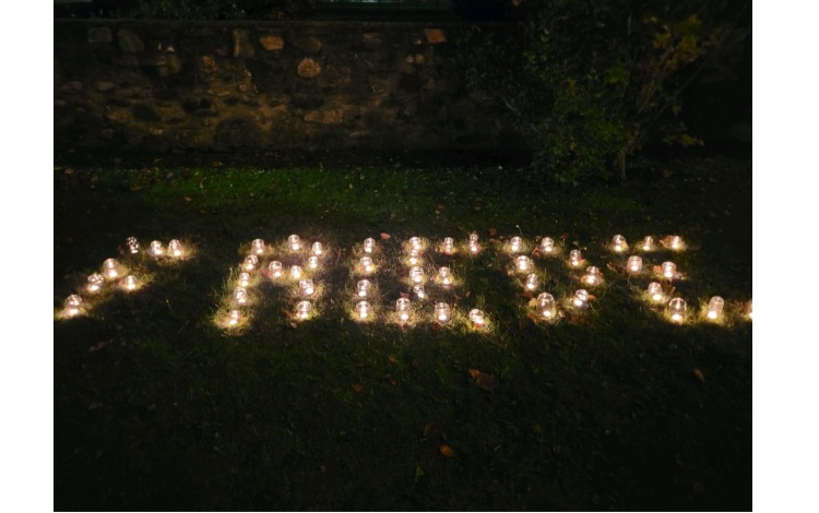 Abendandacht mit Lichterfiguren der MinistrantInnen