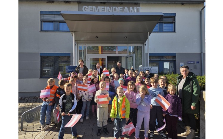 Kinder mit österreichischen Fahnen vor dem Gemeindeamt in Grieskirchen