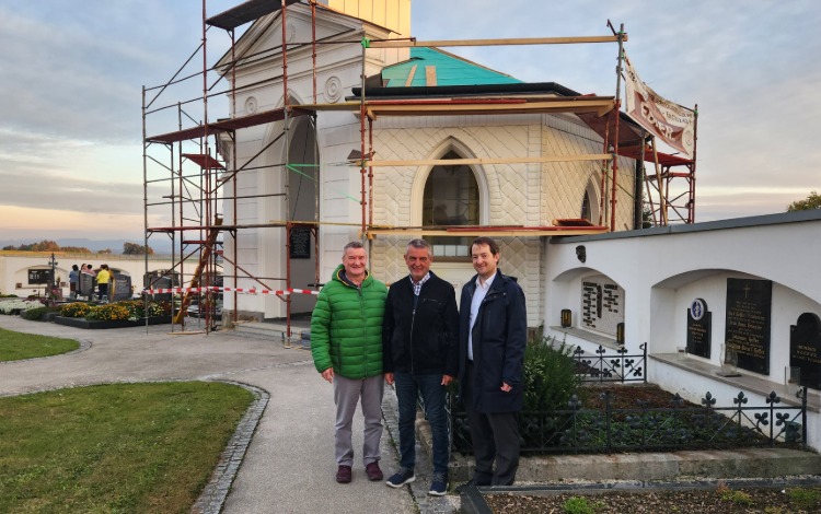Bauarbeiten an der Kirche in St. Martin, drei Männer vor dem Gerüst